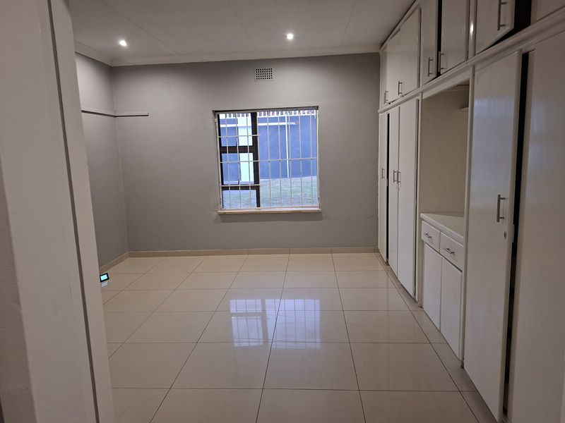 Modern 2 Bedroom Unit In Florida North, Roodepoort - Photo 9
