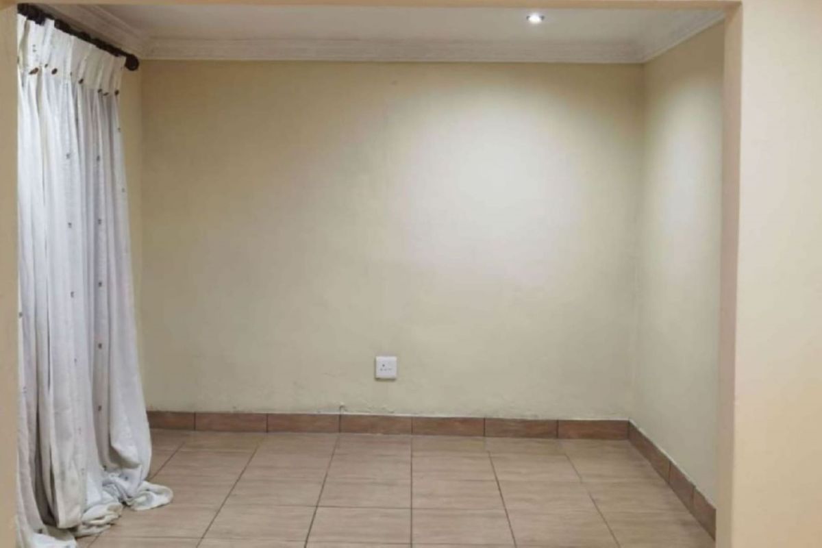 Charming 1-bedroom And 1-bathroom House In Zondi - Photo 4