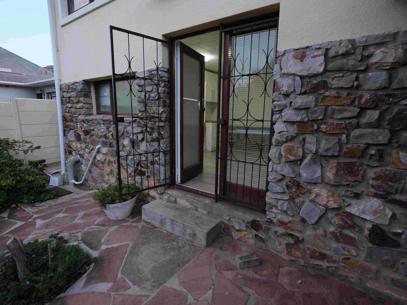 Charming Bachelor Flat To Rent – Fish Hoek - Photo 1