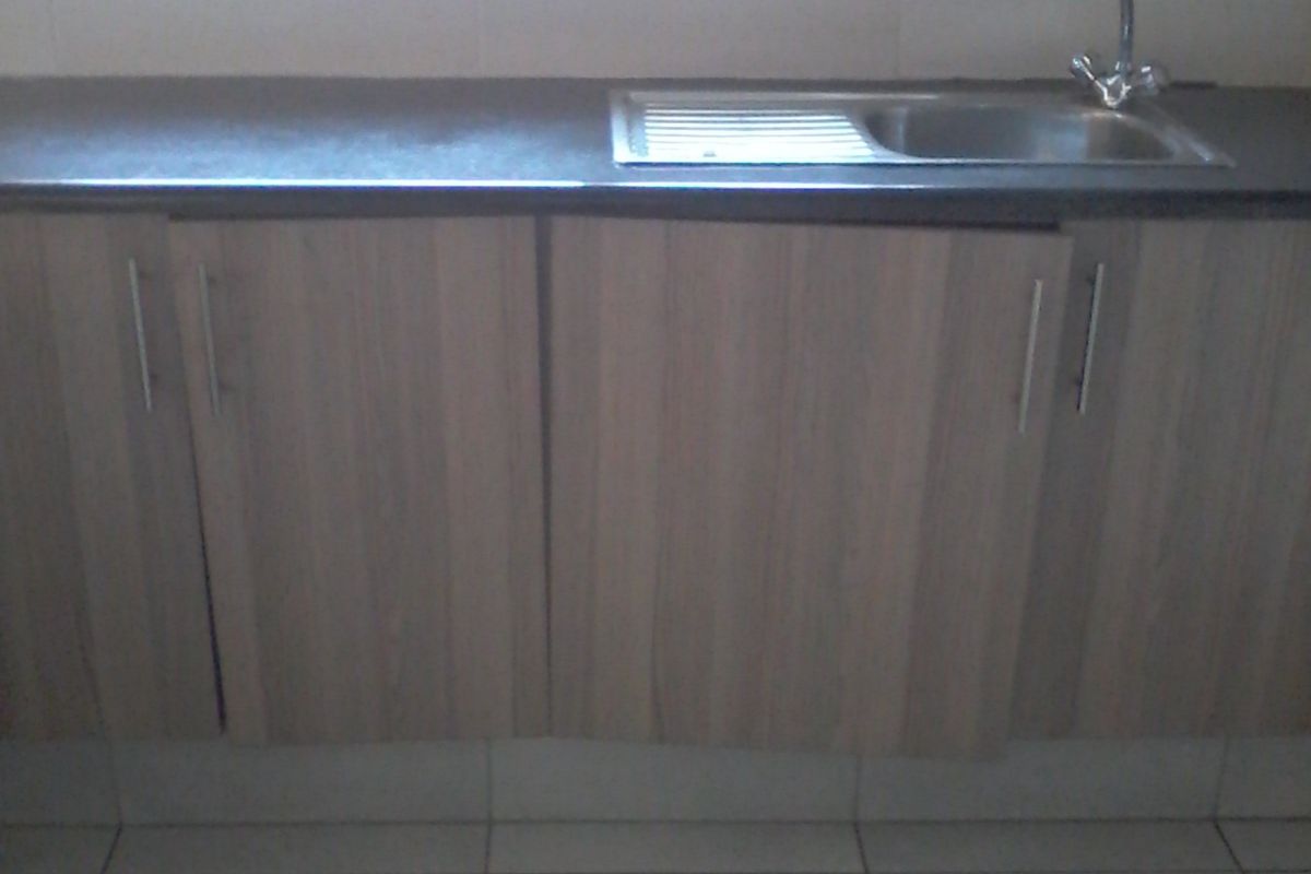 Spacious 2,5-bedroom  And 1-bathroom Apartment In Lombardy East - Photo 2