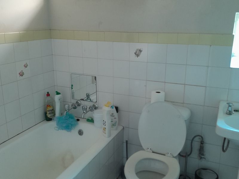 Spacious 2,5-bedroom  And 1-bathroom Apartment In Lombardy East - Photo 10