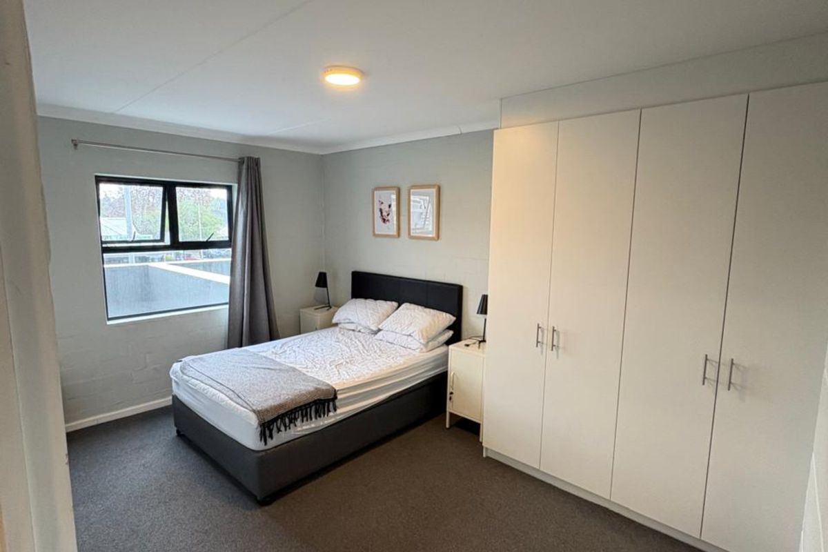 Secure 1-Bedroom Apartment In Main Road, Diep River - Photo 4
