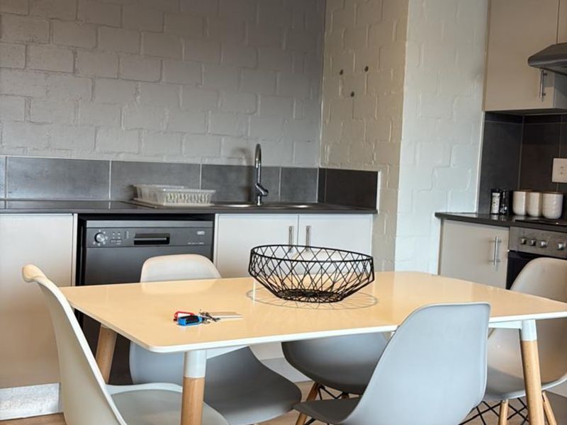 Secure 1-Bedroom Apartment In Main Road, Diep River - Photo 2