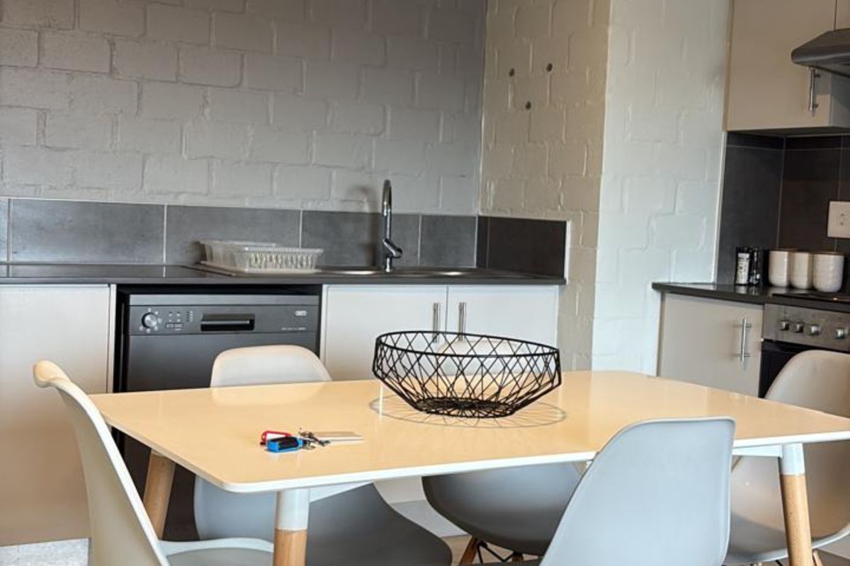 Secure 1-Bedroom Apartment In Main Road, Diep River - Photo 2