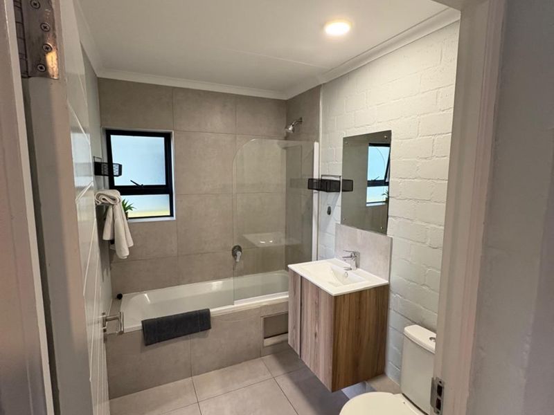 Secure 1-Bedroom Apartment In Main Road, Diep River - Photo 8