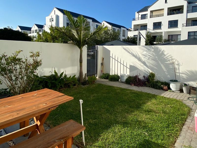 Modern 3 Bedroom And 2 Bath Apartment - Photo 1
