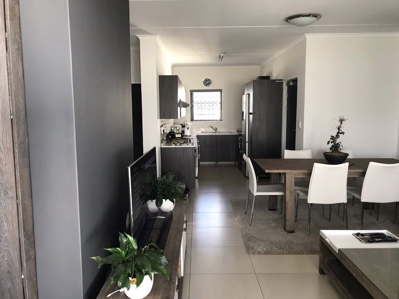 Modern 3 Bedroom And 2 Bath Apartment - Photo 2
