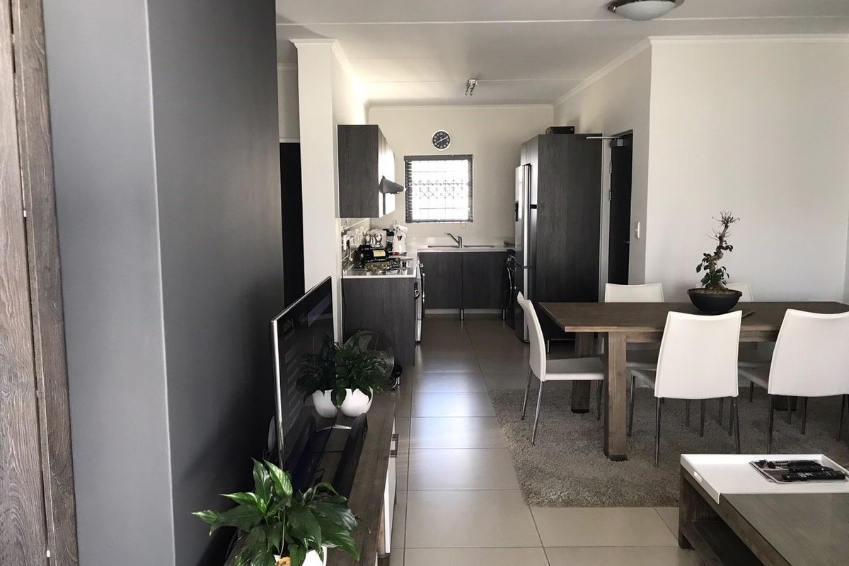 Modern 3 Bedroom And 2 Bath Apartment - Photo 2