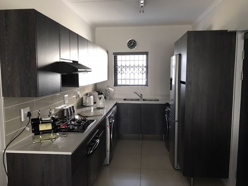 Modern 3 Bedroom And 2 Bath Apartment - Photo 3
