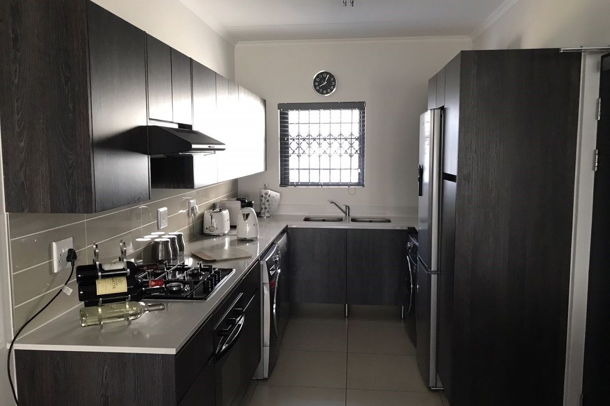 Modern 3 Bedroom And 2 Bath Apartment - Photo 3