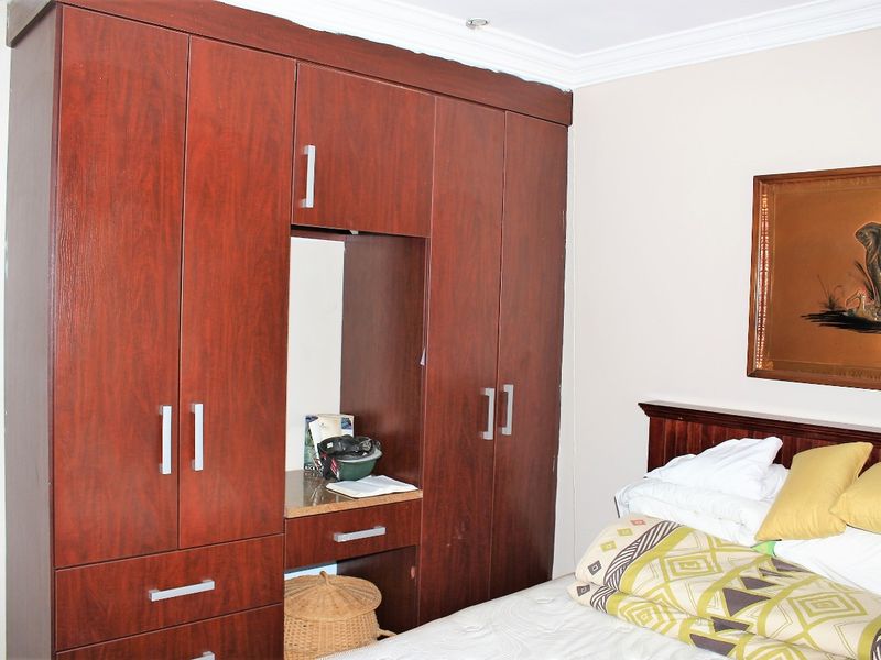 Magnificent 5-bedroom Family Haven Near Top Schools In Prime Constantia Park - Photo 10