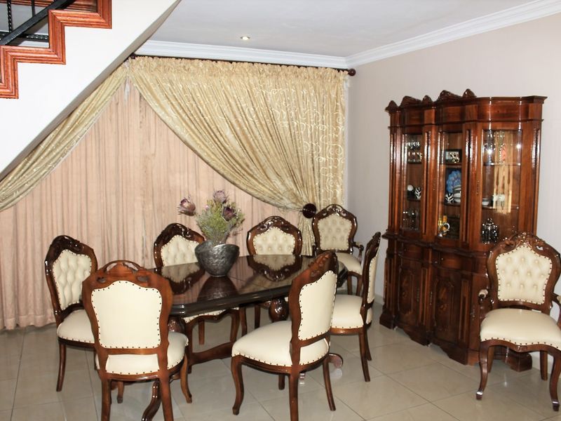 Magnificent 5-bedroom Family Haven Near Top Schools In Prime Constantia Park - Photo 7