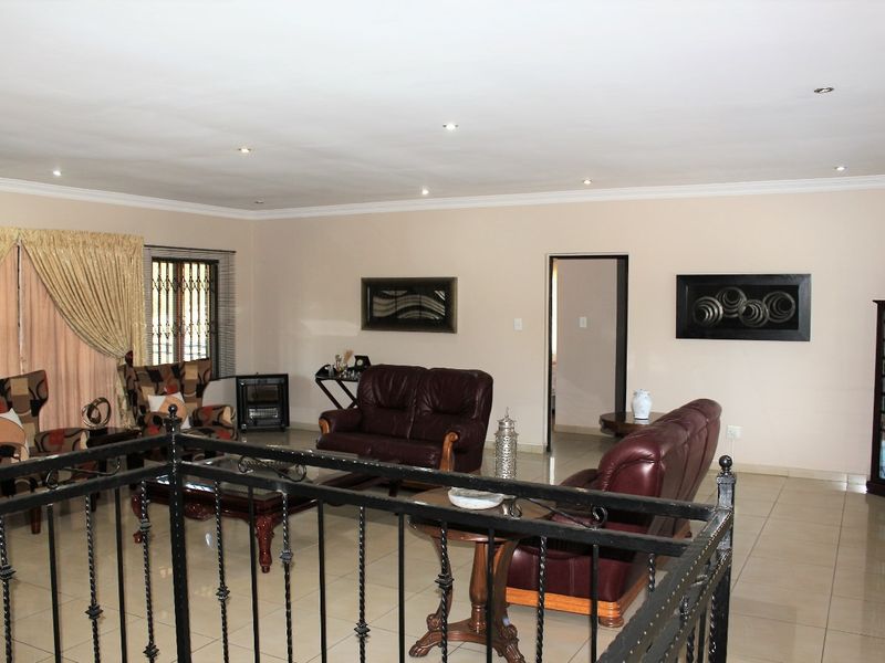 Magnificent 5-bedroom Family Haven Near Top Schools In Prime Constantia Park - Photo 8