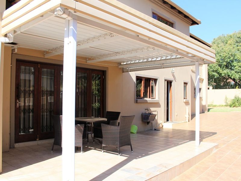 Magnificent 5-bedroom Family Haven Near Top Schools In Prime Constantia Park - Photo 6