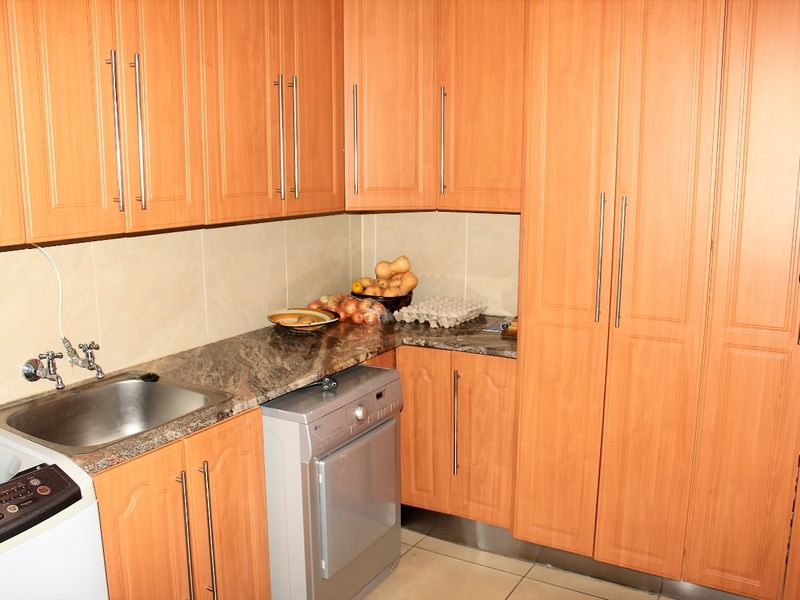 Magnificent 5-bedroom Family Haven Near Top Schools In Prime Constantia Park - Photo 4