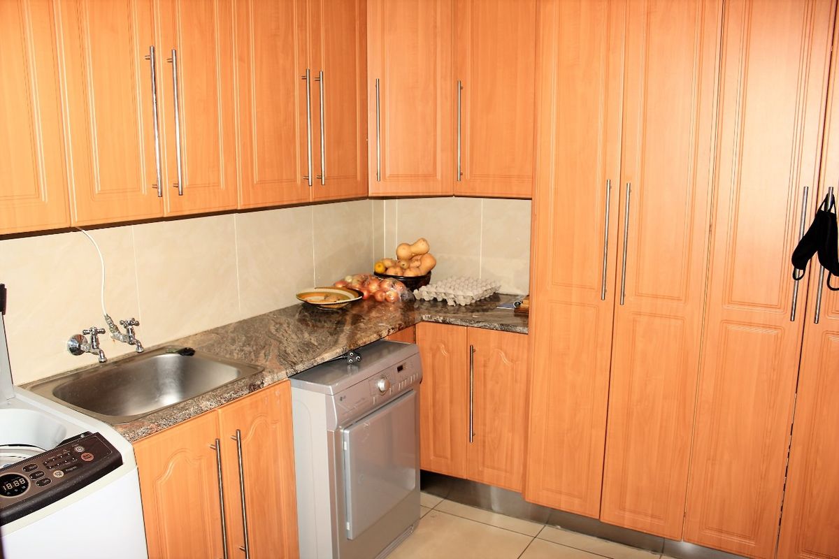 Magnificent 5-bedroom Family Haven Near Top Schools In Prime Constantia Park - Photo 4