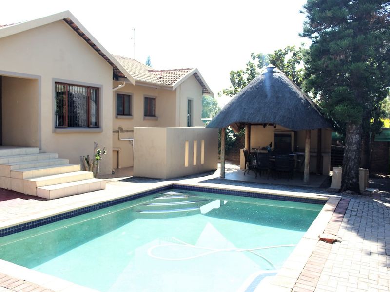 Magnificent 5-bedroom Family Haven Near Top Schools In Prime Constantia Park - Photo 2