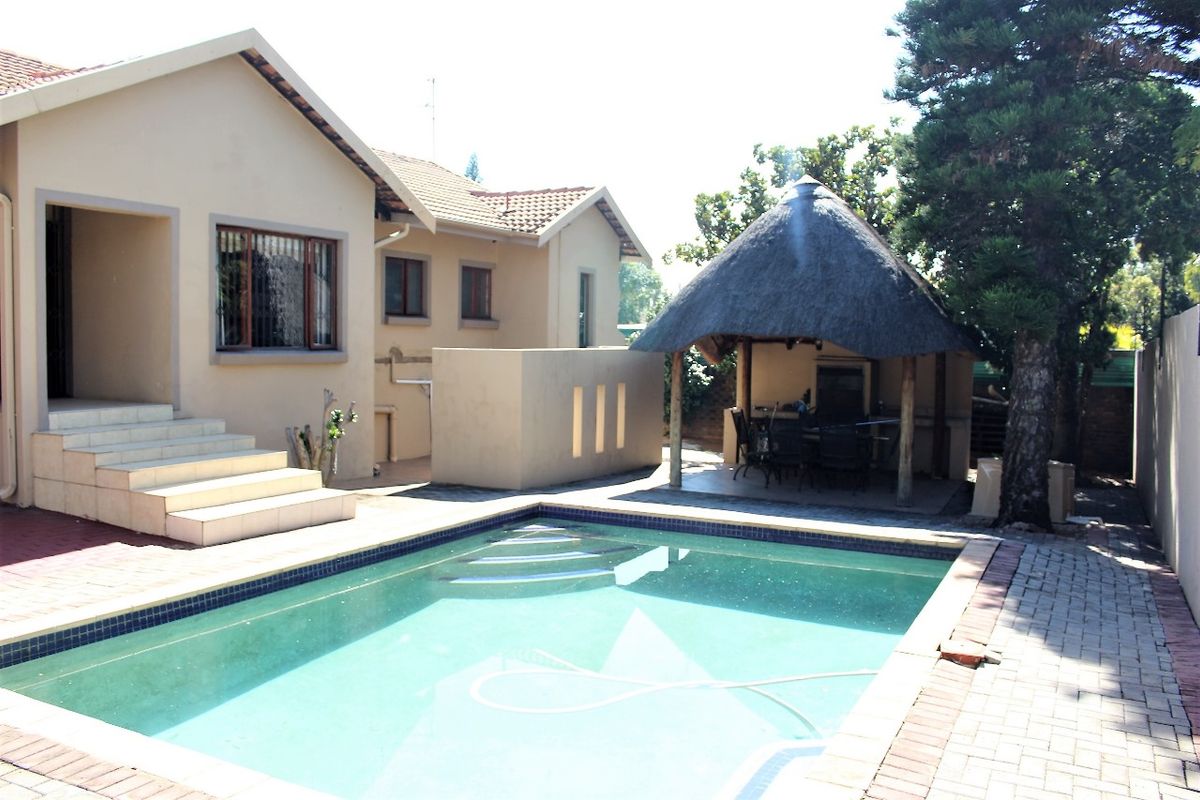 Magnificent 5-bedroom Family Haven Near Top Schools In Prime Constantia Park - Photo 2