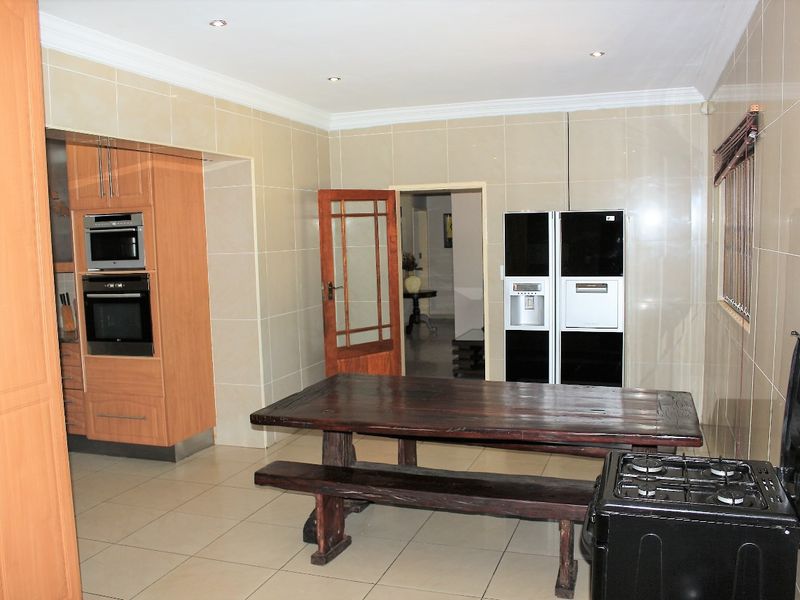 Magnificent 5-bedroom Family Haven Near Top Schools In Prime Constantia Park - Photo 5