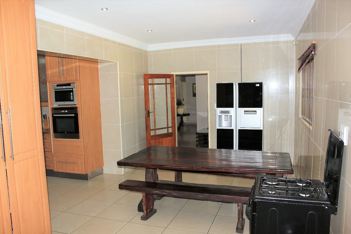 Magnificent 5-bedroom Family Haven Near Top Schools In Prime Constantia Park - Photo 5