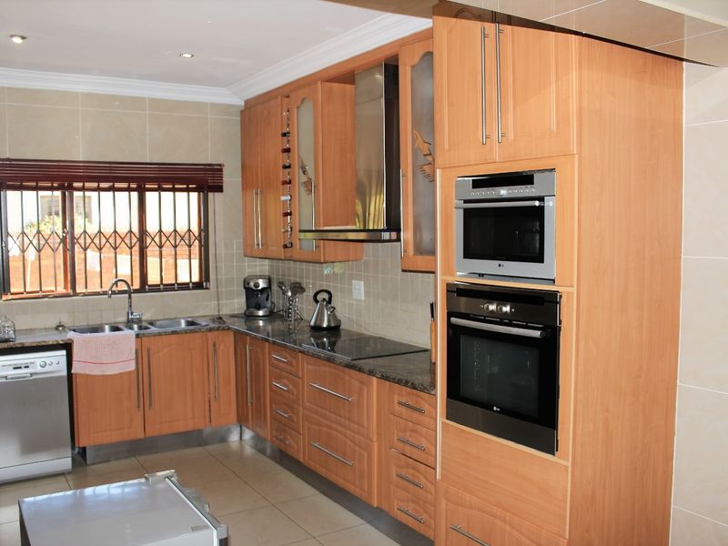 Magnificent 5-bedroom Family Haven Near Top Schools In Prime Constantia Park - Photo 3