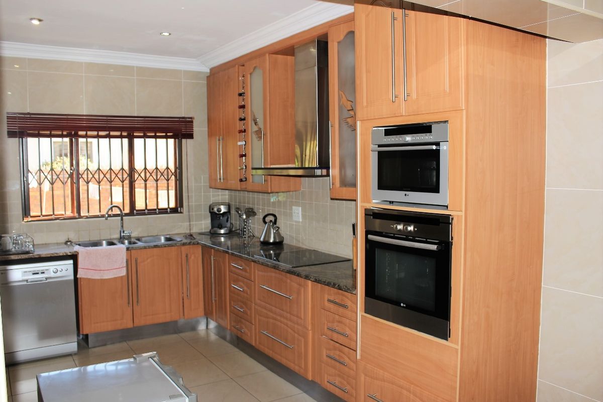 Magnificent 5-bedroom Family Haven Near Top Schools In Prime Constantia Park - Photo 3