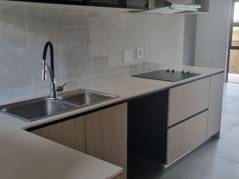 Beautiful 2 Bedroom And 1 Bathroom Apartment In Sunset Place - Photo 3