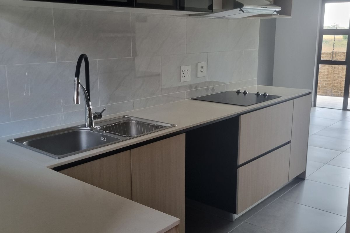 Beautiful 2 Bedroom And 1 Bathroom Apartment In Sunset Place - Photo 3