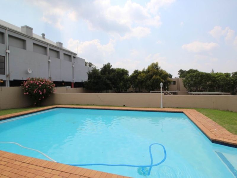 Beautiful 3-bedroom And 2-bathroom Ground Floor Townhouse - Photo 1
