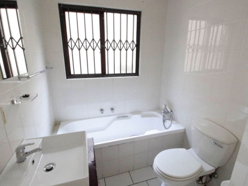 Beautiful 3-bedroom And 2-bathroom Ground Floor Townhouse - Photo 8