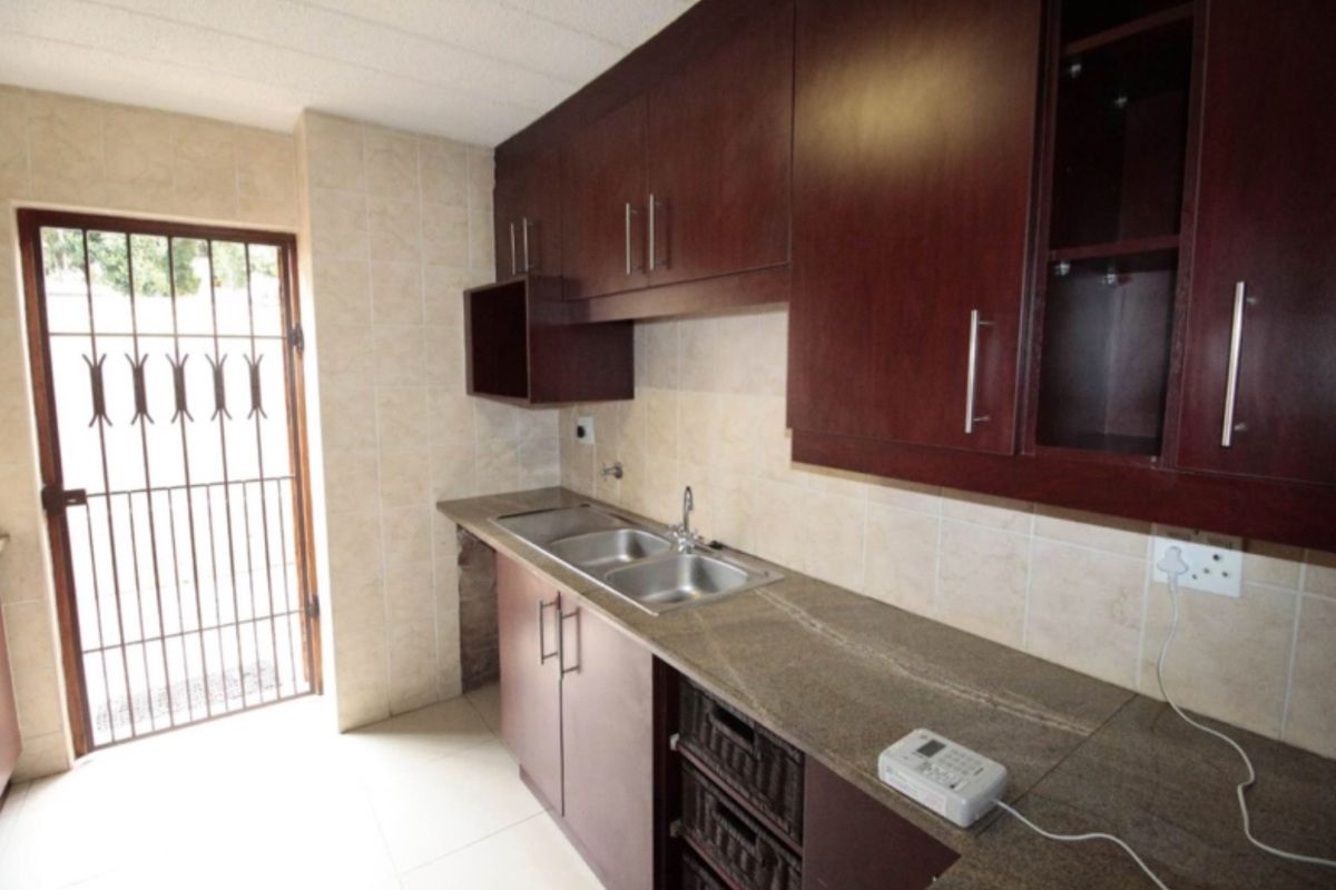 Beautiful 3-bedroom And 2-bathroom Ground Floor Townhouse - Photo 5