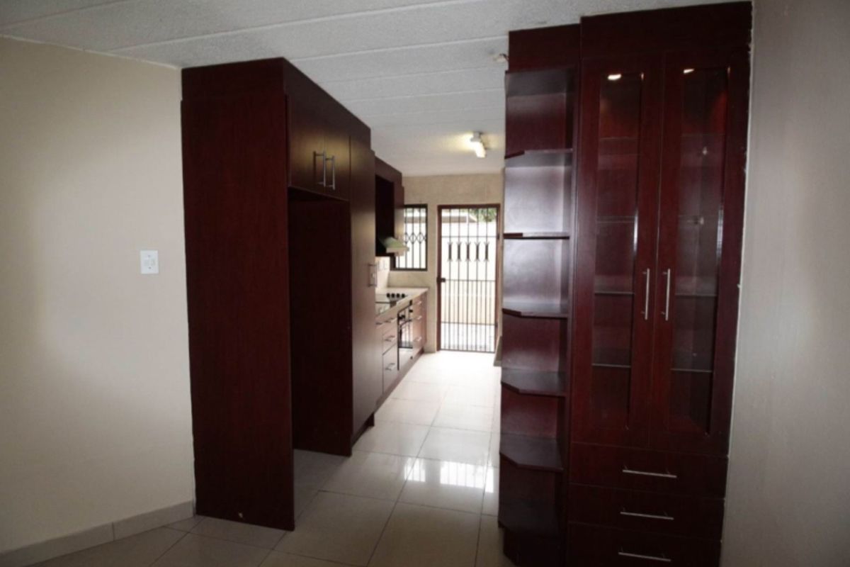 Beautiful 3-bedroom And 2-bathroom Ground Floor Townhouse - Photo 4