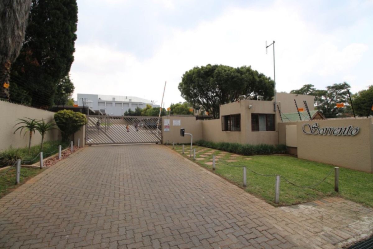 Beautiful 3-bedroom And 2-bathroom Ground Floor Townhouse - Photo 2