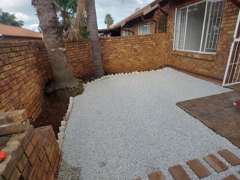 Stunning 2-Bedroom Free Standing Townhouse In Falcon Haven - Photo 5