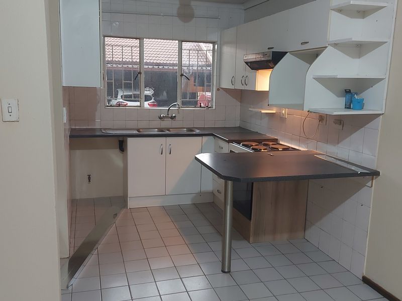 Stunning 2-Bedroom Free Standing Townhouse In Falcon Haven - Photo 2