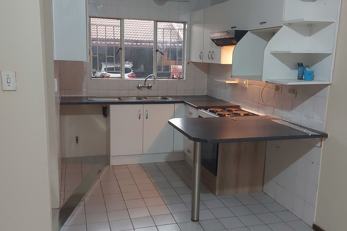 Stunning 2-Bedroom Free Standing Townhouse In Falcon Haven - Photo 2