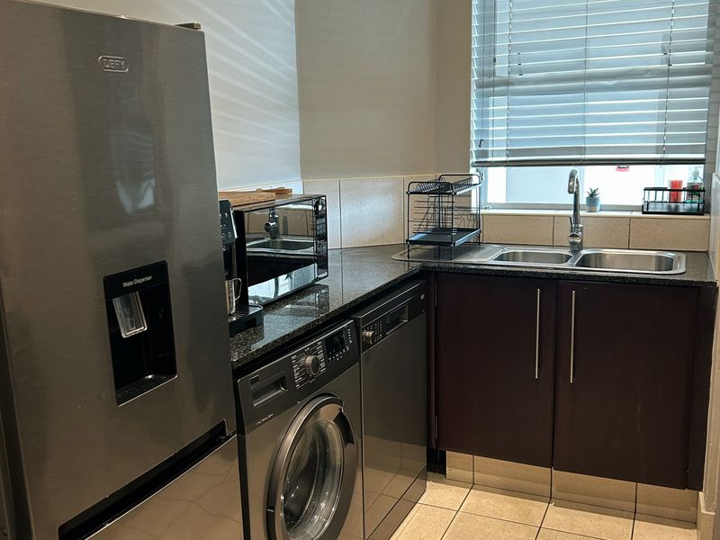 Secure 2-Bedroom And 2-Bathroom 7th Floor Sandhurst Towers Apartment - Photo 2