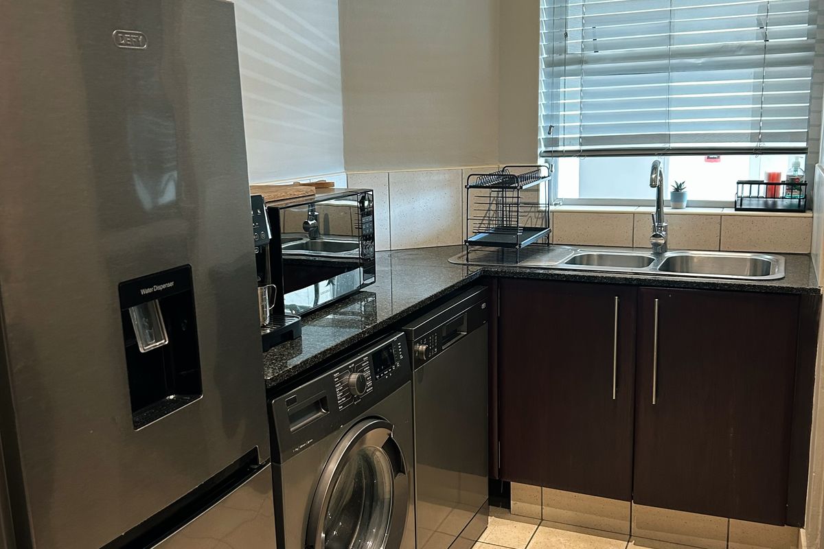 Secure 2-Bedroom And 2-Bathroom 7th Floor Sandhurst Towers Apartment - Photo 2