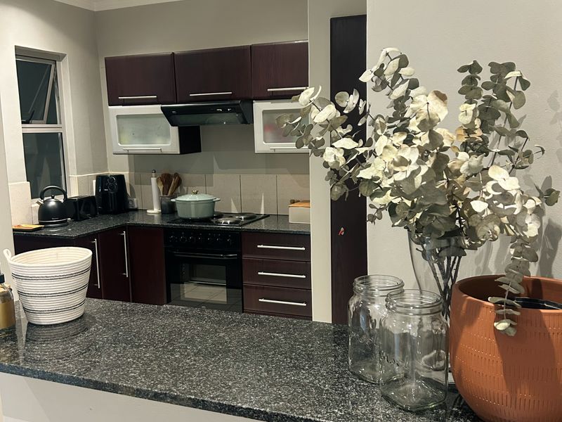 Secure 2-Bedroom And 2-Bathroom 7th Floor Sandhurst Towers Apartment - Photo 4