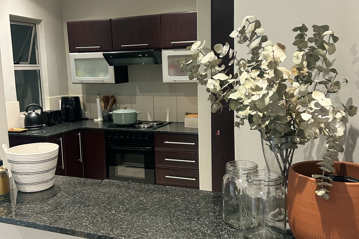 Secure 2-Bedroom And 2-Bathroom 7th Floor Sandhurst Towers Apartment - Photo 4