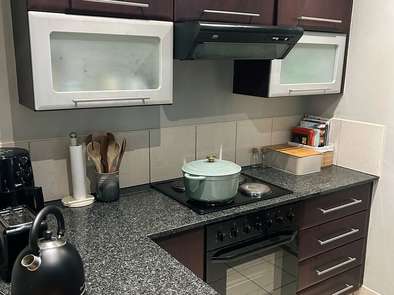 Secure 2-Bedroom And 2-Bathroom 7th Floor Sandhurst Towers Apartment - Photo 3