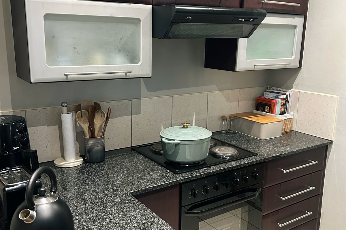 Secure 2-Bedroom And 2-Bathroom 7th Floor Sandhurst Towers Apartment - Photo 3