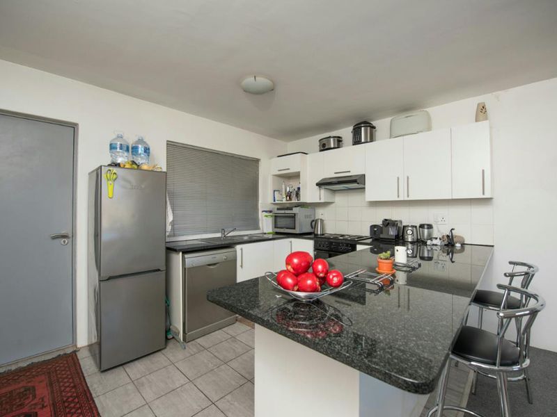 Modern 2-bedroom  And 1-bathroom Corner Apartment In Zonnebloem (unfurnished) - Photo 4