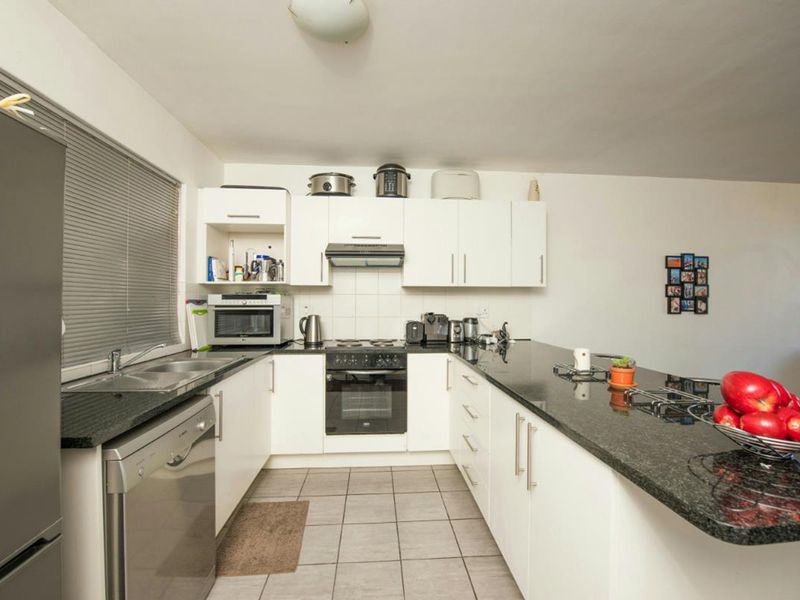 Modern 2-bedroom  And 1-bathroom Corner Apartment In Zonnebloem (unfurnished) - Photo 3