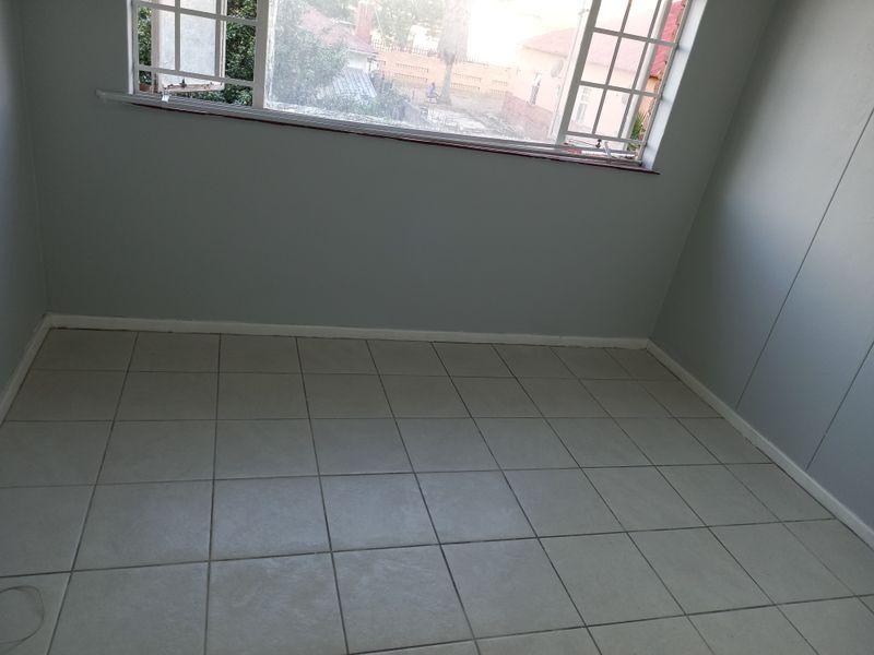 Sharing 3-bedroom And 1-bathroom Apartment In Pretoria West - Photo 9
