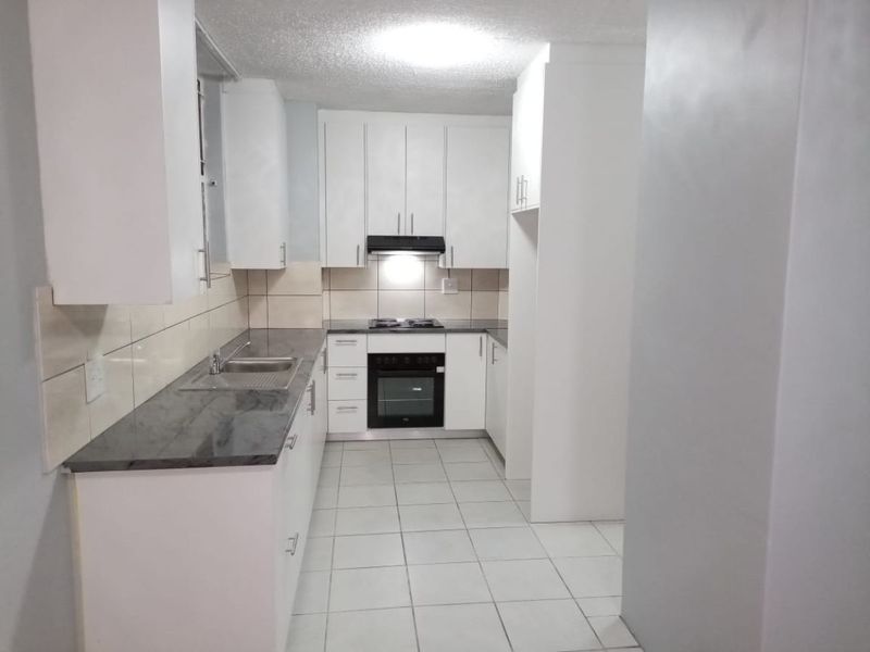 Sharing 3-bedroom And 1-bathroom Apartment In Pretoria West - Photo 1
