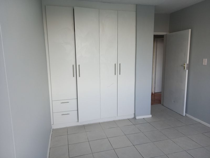 Sharing 3-bedroom And 1-bathroom Apartment In Pretoria West - Photo 10