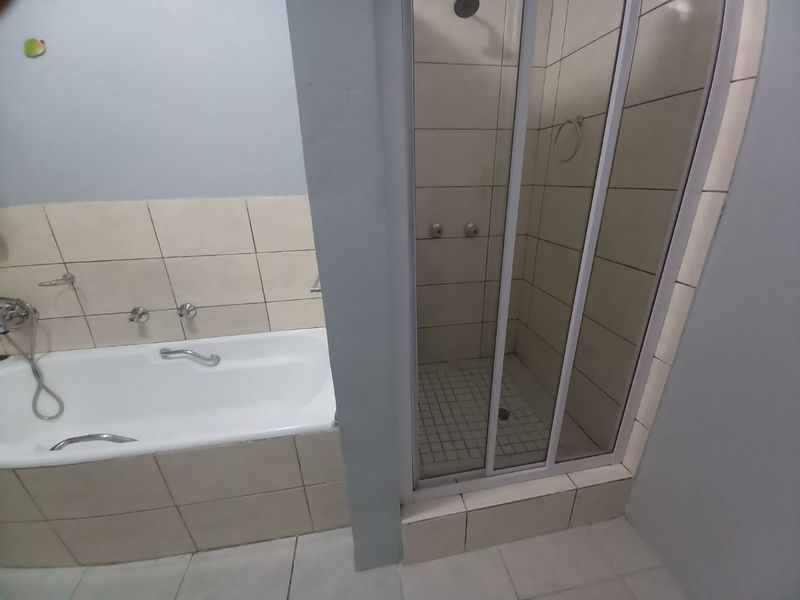 Sharing 3-bedroom And 1-bathroom Apartment In Pretoria West - Photo 7
