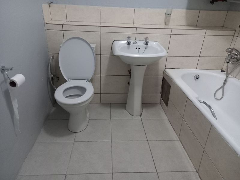 Sharing 3-bedroom And 1-bathroom Apartment In Pretoria West - Photo 8