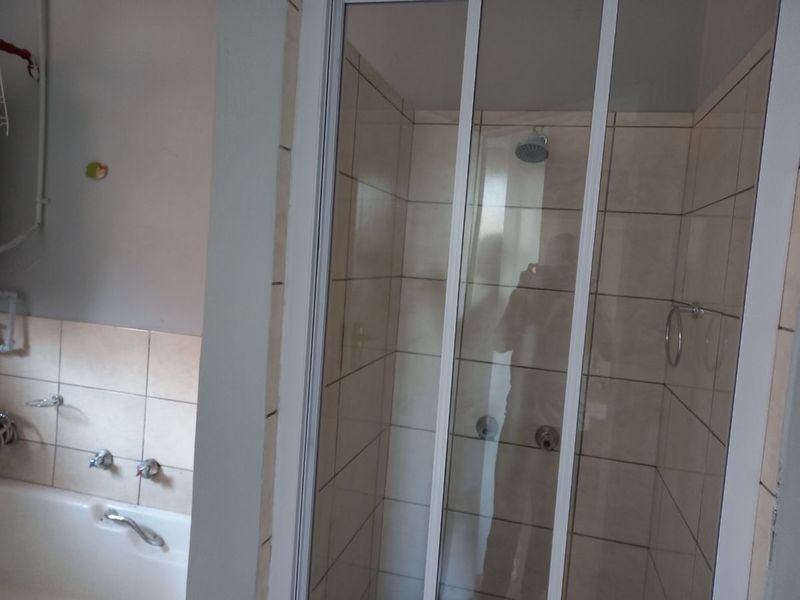 Sharing 3-bedroom And 1-bathroom Apartment In Pretoria West - Photo 6